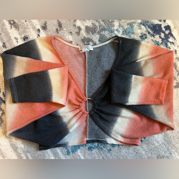 A3 Designs Cropped Sweater Medium - Picture 3 of 6